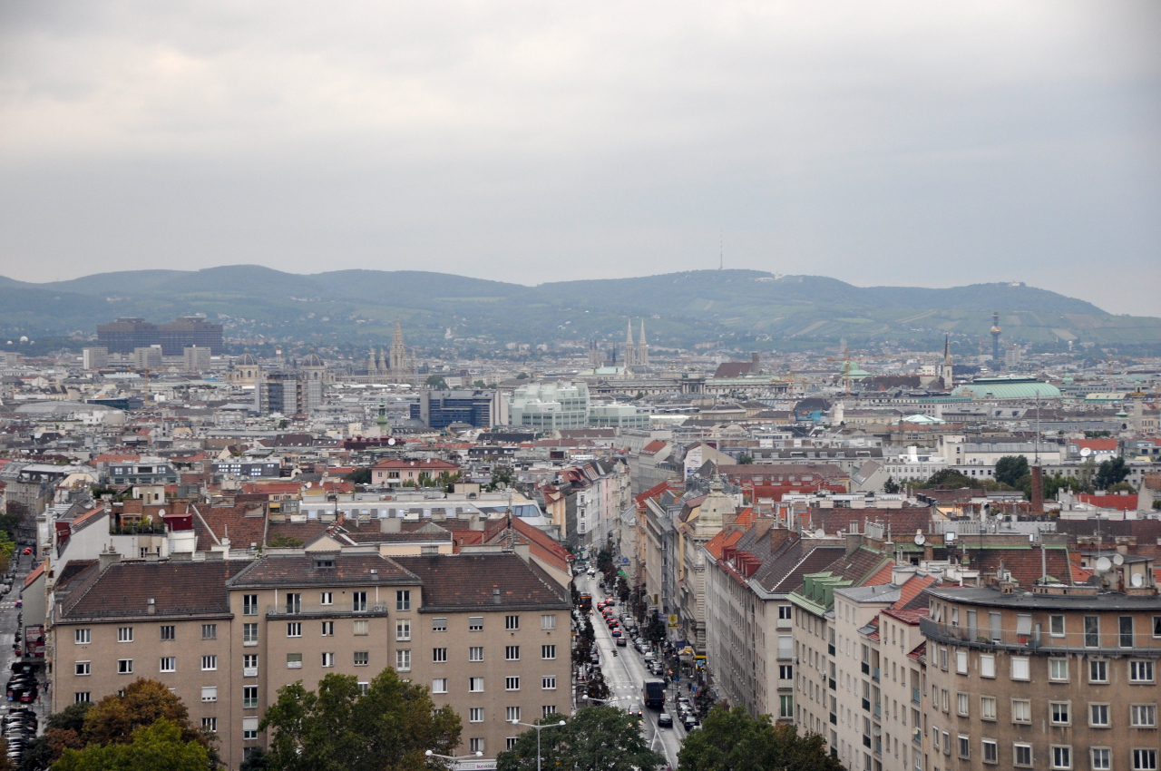  |Blick vom Aussichtsturm beim neuen Wiener Hauptbahnhof nach Norden übers Stadtzentrum, hinten Kahlen- und Leopoldsberg